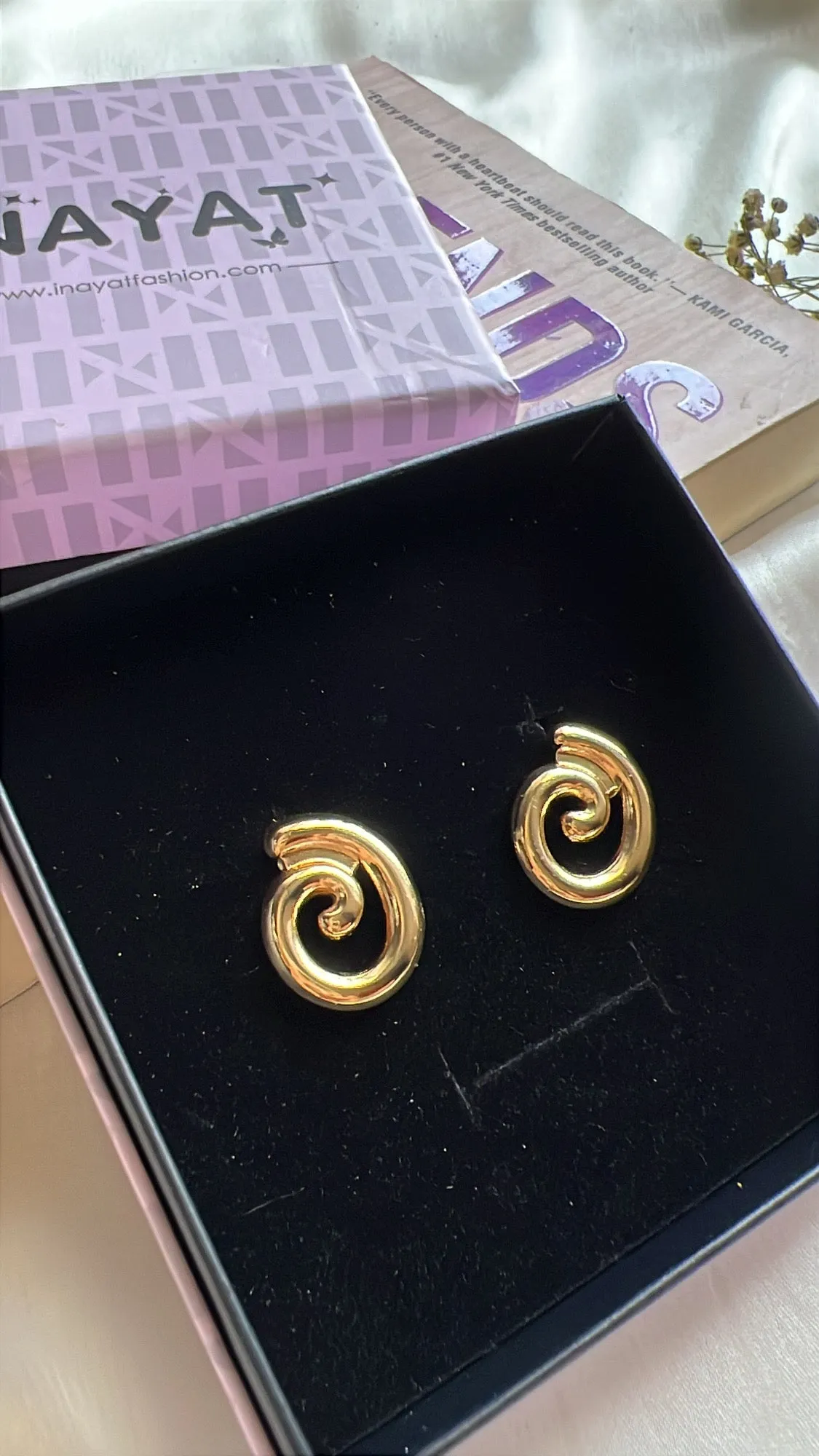 Minimal spiral studs